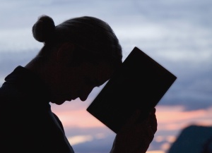 Woman-Praying-With-Bible